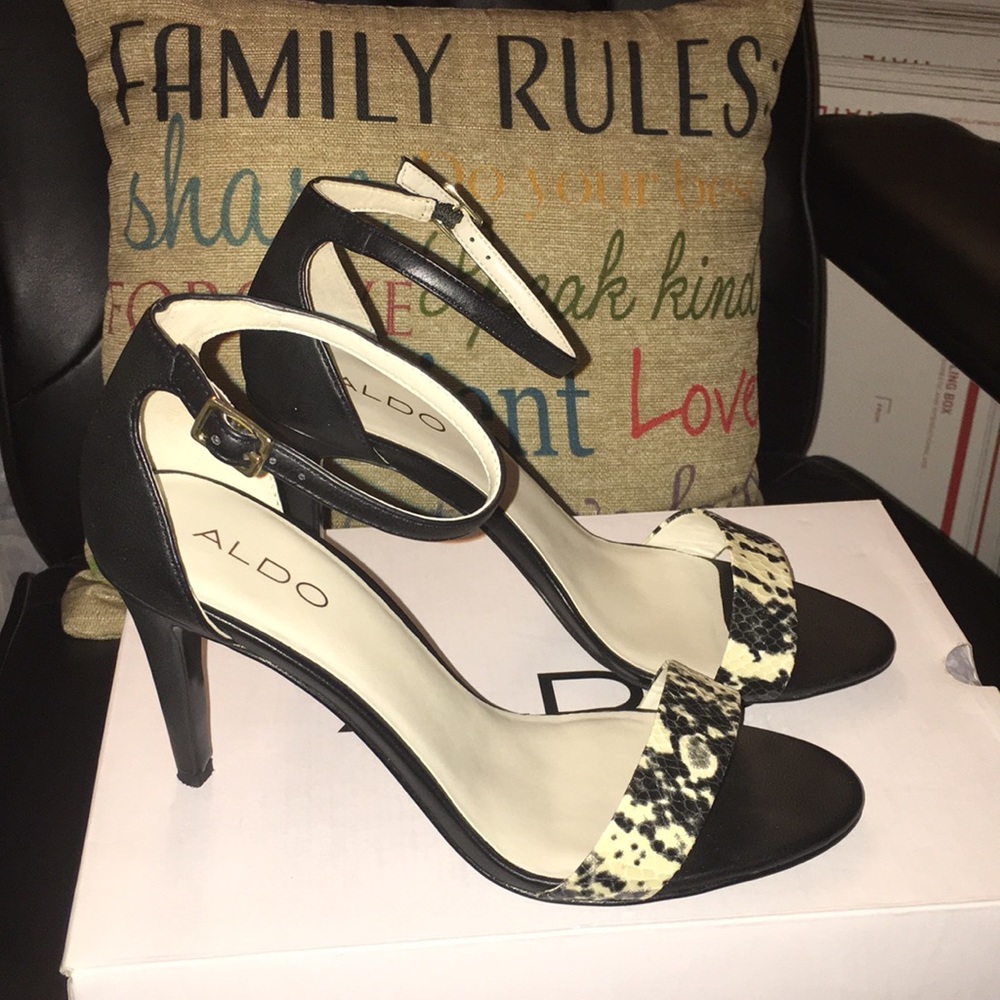 🔥Sale🔥pretty sandals with ankle strap.like new.. - Picture 2 of 4